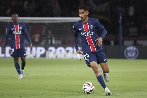 巴黎通报马尤卢伤情：右大腿内收肌受伤，现在仍在接受治疗