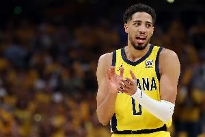 哈利伯顿：现在可以不借助外力走路了 感觉很快就可以脱掉保护靴