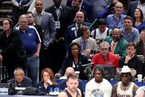 真贴脸开大！一球迷和哈里森问好握手 对其大喊：我们TMD仍然恨你