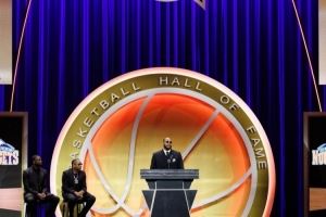 韦德：我穿3号是因为艾弗森 我和偶像一起引荐甜瓜进名人堂