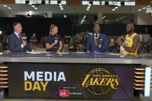 湖人记者问詹姆斯明年媒体日能否再见面？詹姆斯笑答：也许吧