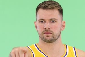 东契奇组织团建！艾顿：球队全明星来照看队伍 我也是第一次经历