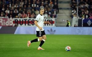 稳健！施洛特贝克vs北爱尔兰107次触球、87次传球均为全场最多