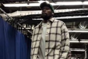 迎火箭常规赛首秀&战旧主雷霆！杜兰特格子上衣+鸭舌帽帅气到场