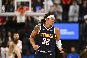 轰炸！戈登第10个三分炮！掘金关键时刻领先3分！