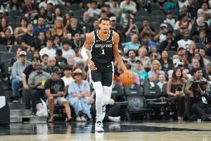 砍下24分15板！记者：文班亚马也太恐怖了 今年马刺比赛很吸睛啊