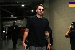 湖人众将入场穿搭：东契奇小墨镜一戴 艾顿全黑造型