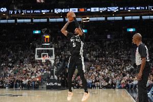 为抢地板球头朝下冲向记分台!卡斯尔:无论如何都要把球救回来