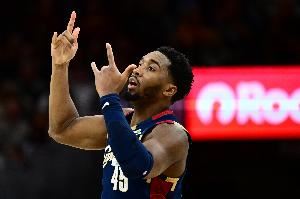 神仙打架!米切尔28中10空砍28分15板8助1断 神仙准绝平三分