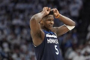 第三节独得21分!爱德华兹25中13砍全场最高35分外加6板6助